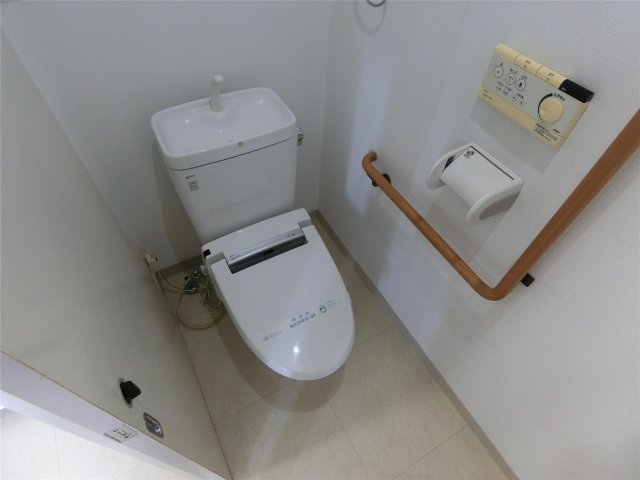 トイレ　ウォシュレット付きの洋式トイレです♪