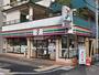 コンビニ　セブンイレブン神戸新在家駅前店（コンビニ）まで33m