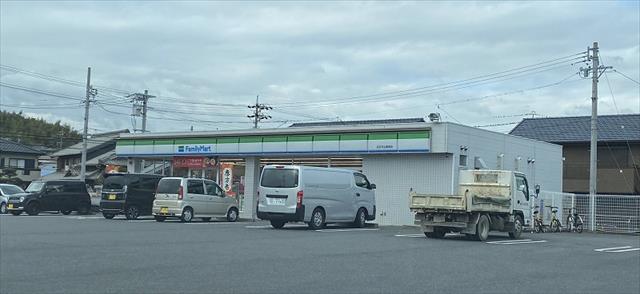 コンビニ　ファミリーマート（コンビニ）まで1010m