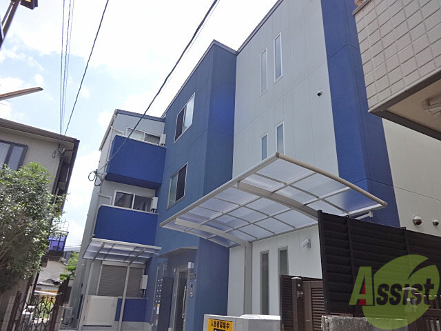 建物外観　お洒落なカラーリングで住宅地に馴染んでます！