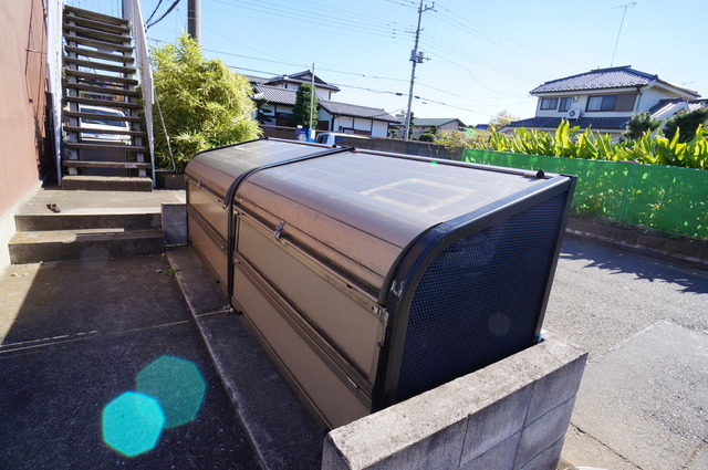 その他共有部分　蓋つきのゴミ置き場あります。衛生的ですね♪