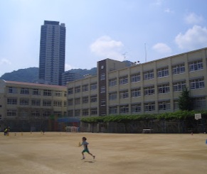 小学校　神戸市立雲中小学校（小学校）まで296m