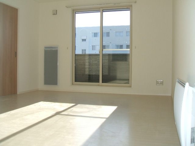 玄関　窓が大きく明るいお部屋です♪