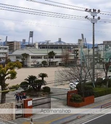 小学校　荒神町小学校（小学校）まで718m