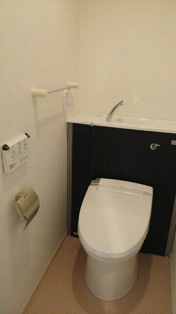 トイレ　温水洗浄便座です