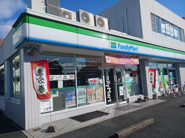 コンビニ　ファミリーマート（コンビニ）まで650m