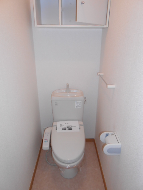 トイレ　温水洗浄便座完備・小物収納棚有り