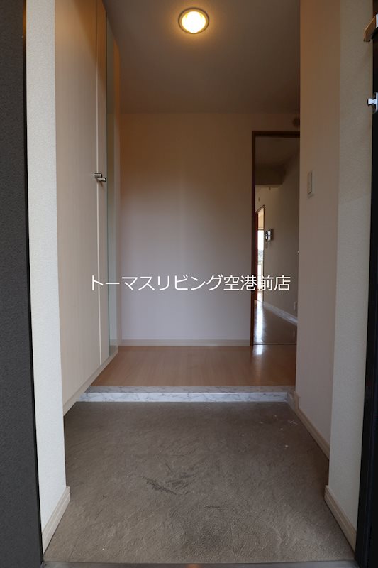 玄関　※別号室の参考写真になります。
