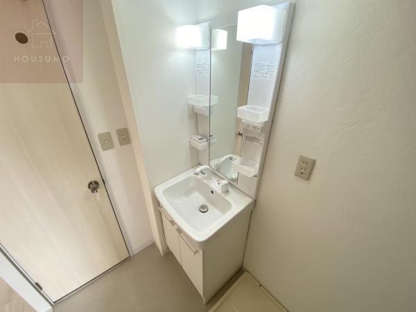 洗面設備　独立洗面台あり、毎朝おしゃれに忙しい女性の方におすすめです