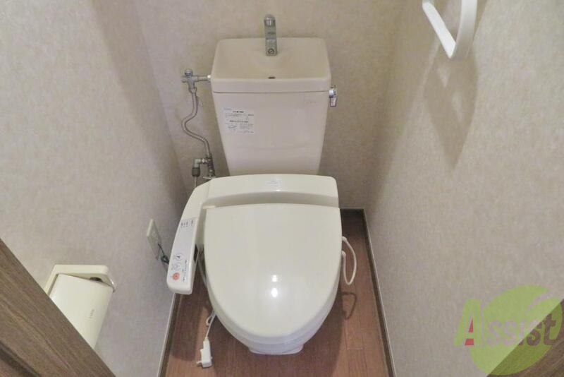 トイレ　トイレは温水洗浄付きで落ち着く広さ。