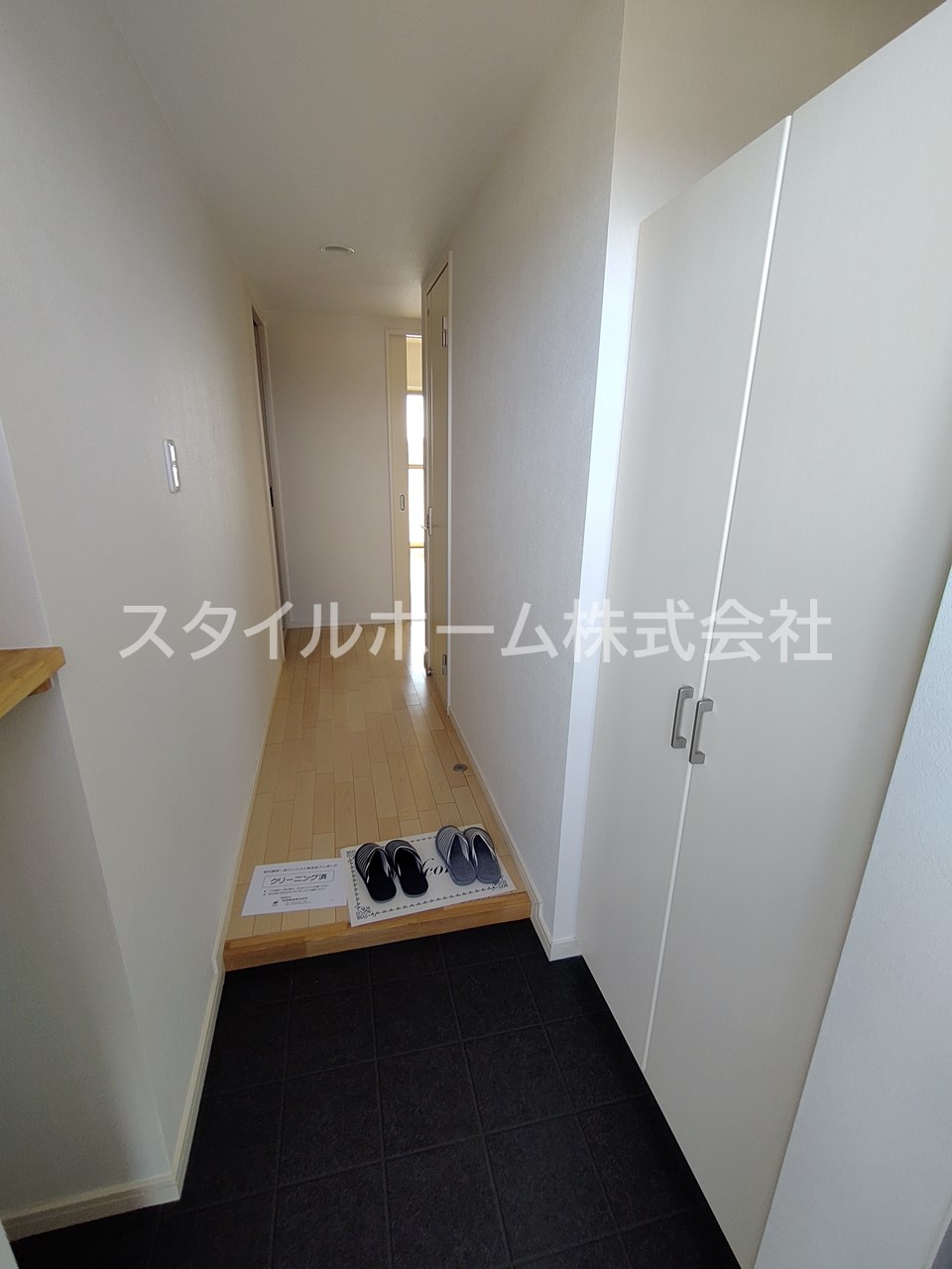 玄関　別部屋写真です。