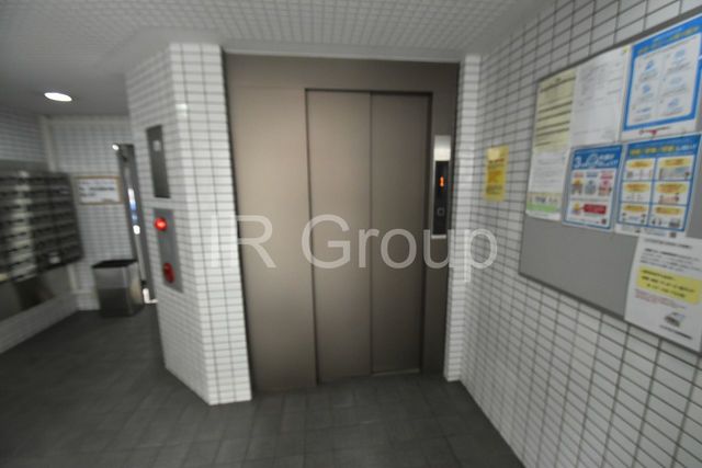 エントランス　建物隣りにコンビニがあり、急なお買物にも便利です