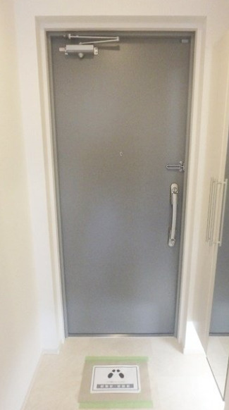 玄関　別部屋の画像を使用しております。