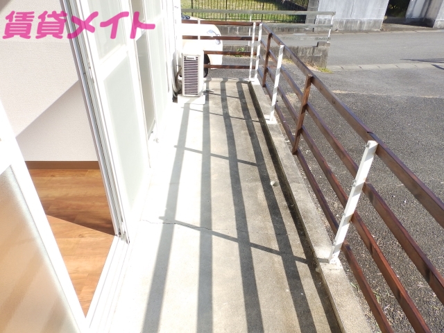 バルコニー　同建物別部屋写真です
