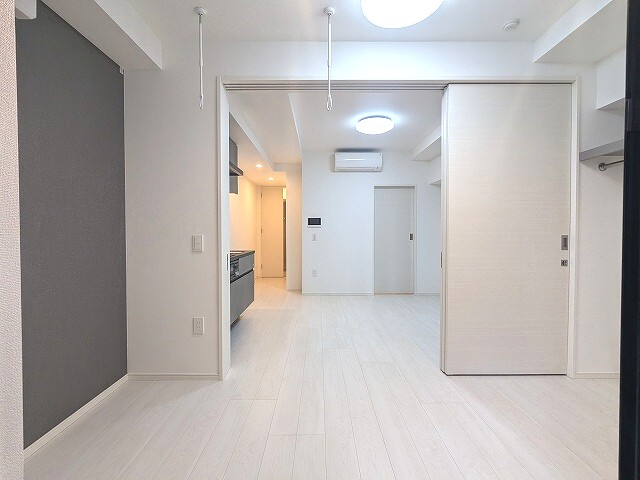その他共有部分　リビングと洋室にエアコンと照明付きです、洋室にダウンライト付