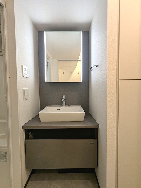 洗面設備　トイレと独立洗面室、洗面台の下にヘルスメーターストックありま