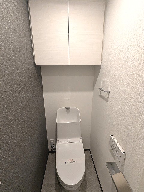 トイレ　ペーパーホルダーにスマホストレージ付の温水洗浄便座です