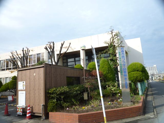 図書館　岩倉市図書館（図書館）まで570m