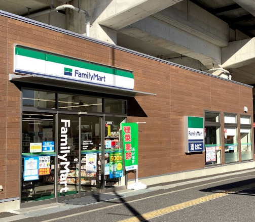 コンビニ　ファミリーマート（コンビニ）まで334m