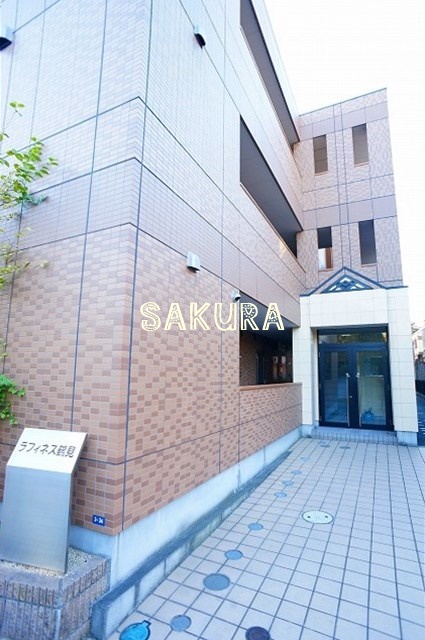 エントランス　重厚感のある建物デザイン♪