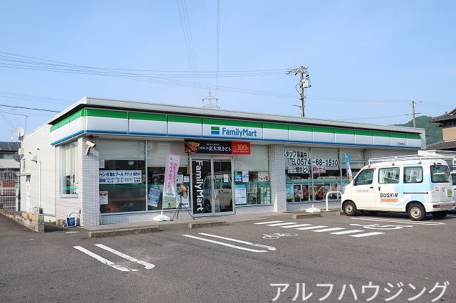 コンビニ　ファミリーマート（コンビニ）まで700m