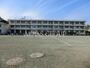 小学校　鎌倉市立腰越小学校（小学校）まで576m