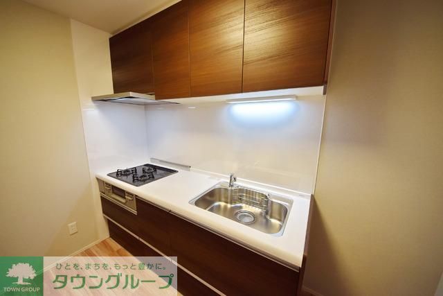 キッチン　★３口ガスのシステムキッチンで料理も楽しめます★