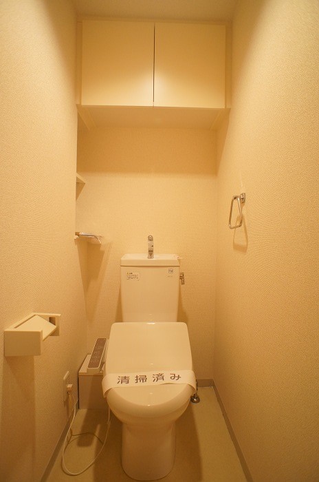 トイレ　※写真は類似間取り別部屋。色味等異なる場合があります。