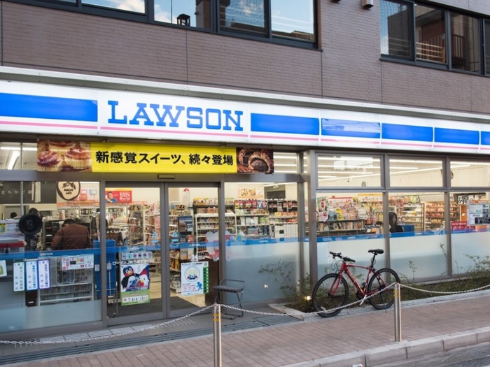 コンビニ　ローソンJR三鷹駅南口店（コンビニ）まで300m