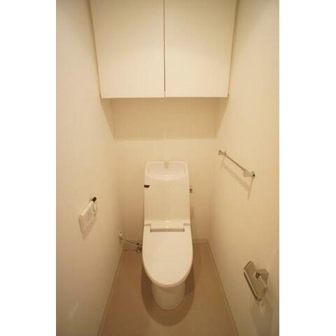 トイレ　ウォシュレット付きが嬉しいトイレです。
