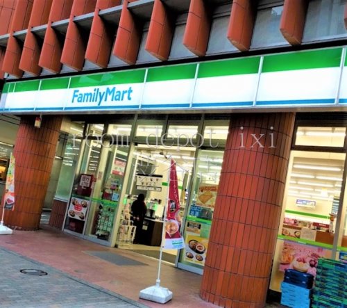 コンビニ　ファミリーマート 渋谷明治通り店（コンビニ）まで923m