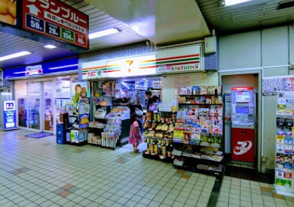 コンビニ　セブンイレブン 京急ST青物横丁店（コンビニ）まで177m