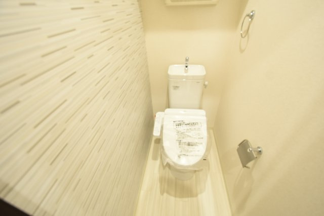 トイレ　温水洗浄便座付きのトイレです♪