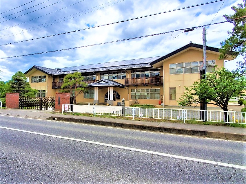 小学校　上田市立中塩田小学校（小学校）まで994m