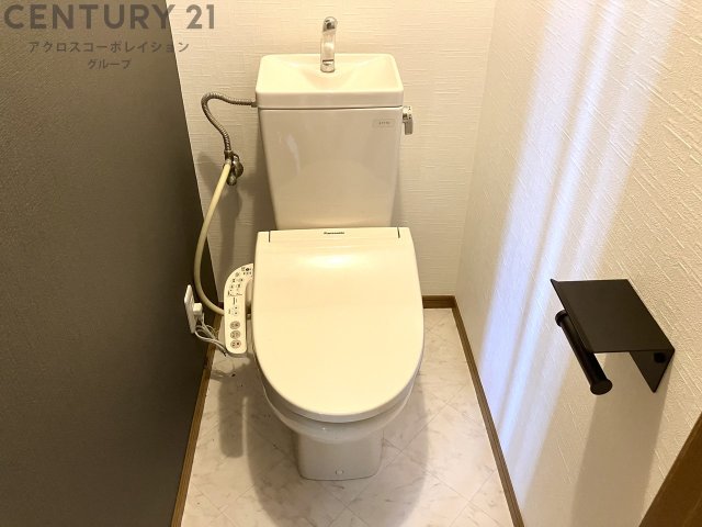 トイレ　温水洗浄便座付きのトイレです♪