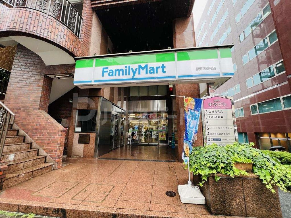 コンビニ　ファミリーマート要町駅前店（コンビニ）まで210m