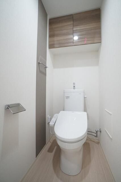 トイレ　落ち着いた色調のトイレです