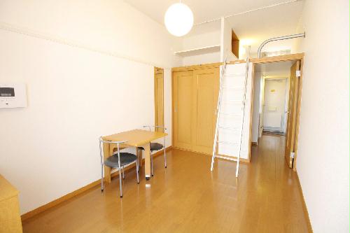 居室・リビング　天井が高くて開放感を味わえるお部屋です♪