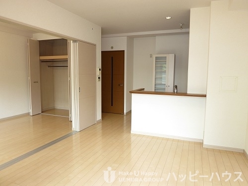 居室・リビング　退去前の部屋の為、現状優先となります。