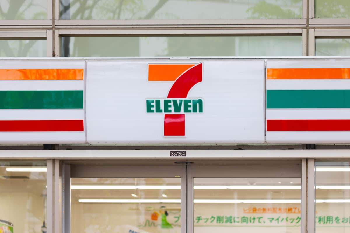 コンビニ　セブンイレブン 横浜永田北3丁目店（コンビニ）まで447m