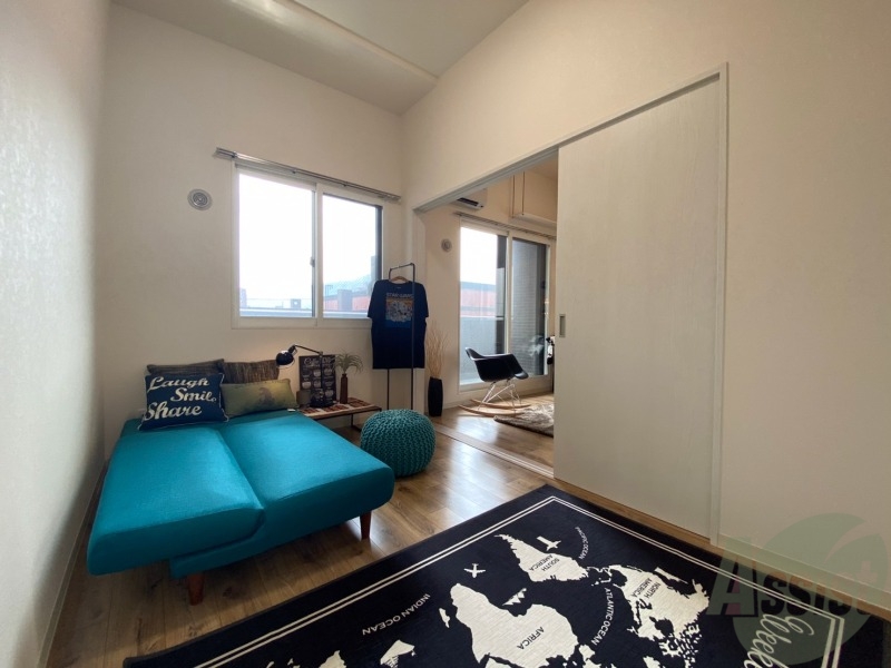 その他部屋・スペース　こちらが寝室です。窓が大きくて明るいですね。