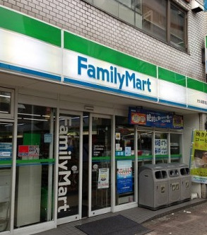 コンビニ　ファミリーマート四谷三丁目店（コンビニ）まで303m