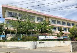 小学校　碧南市立鷲塚小学校（小学校）まで1140m