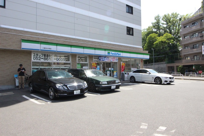 コンビニ　ファミリーマート（コンビニ）まで300m