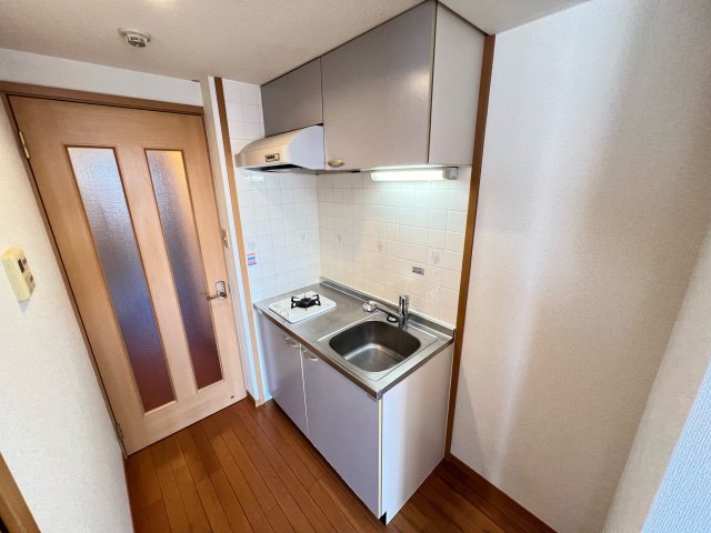 キッチン　同マンションの同じタイプの引用写真です（現況優先）