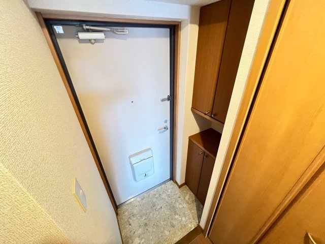 玄関　同マンションの同じタイプの引用写真です（現況優先）