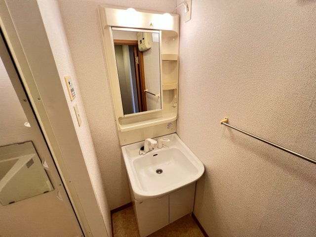 洗面設備　同マンションの同じタイプの引用写真です（現況優先）