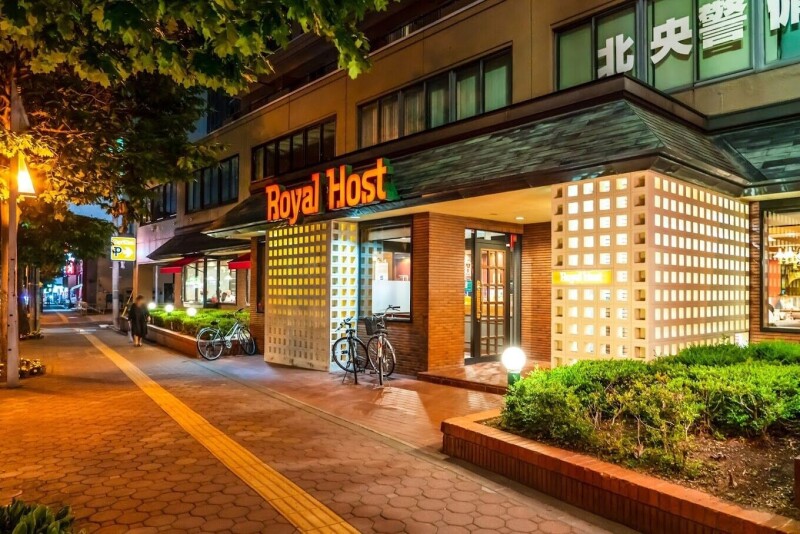 飲食店　ロイヤルホスト平岸店（飲食店）まで323m