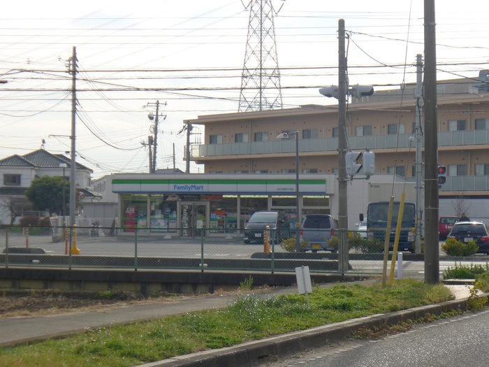 コンビニ　ファミリーマート（コンビニ）まで800m