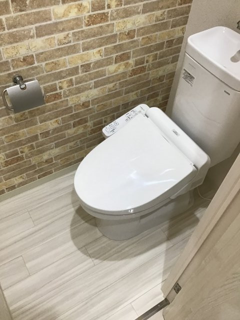 トイレ　温水洗浄便座付きのトイレです♪